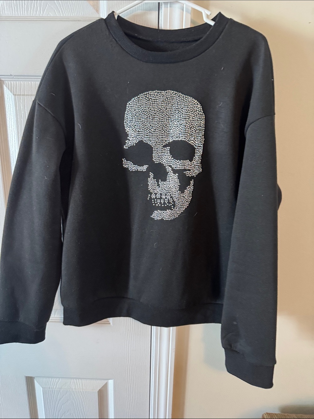 SHEIN Black Crewneck Sweatshirt with Crystal Skull